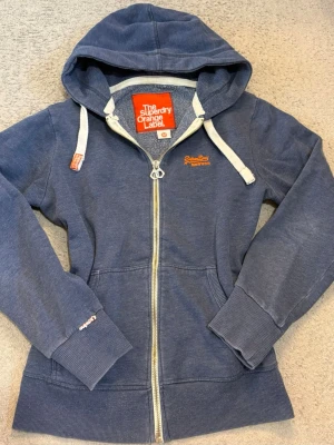 Superdry zip hoodie vintage M - Mörkblå vintage hoodie från Superdry. Lite nobber annars mycket fint skick💕