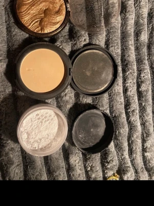 Highlighter trio i guld och champagne - Säljer ett set med tre olika sminkprudukter. Ett puder pressat puderformat, en champagnefärgad highlighter i kompakt puder och ett löspuder i vitt. Perfekt för att skapa en strålande look och framhäva ansiktets drag.