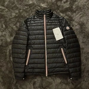 Moncler Daniel jacka - Nästan helt ny Moncler Daniel jacka i storlek 4 motsvarar M-L skulle jag säga, kvitto finns kvar. Inga defekter eller liknande. Nypris 10 000kr - 12 000kr mitt pris 3999kr. Hör av er vid frågor. Mvh Luxury closet 🙌