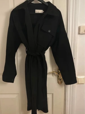 Lång Kappa - Lång svart kappa från Nelly, bra i skick!