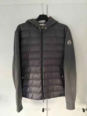 Moncler cardigan M herr - Grå jättefin eftertraktad moncler cardigan i storlek M säljes. Inga hål eller fläckar passar till allt och tveka inte vid minsta fråga eller fundering! Har äkthetsbevis! 