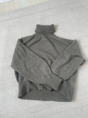 Polo tröja - Olivgrön stickad tröja med krage. Världens mysigaste och gosigaste plagg jag äger, säljer då den blivit för liten.