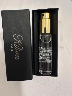 Kilian Good Girl Gone Bad parfym - Exklusiv parfym från Kilian, Good Girl Gone Bad, i en elegant glasflaska med guldfärgad spraykork. Flaskan har vit text och kommer i en lyxig svart kartong med Kilian Paris-logga. Perfekt för dig som vill ha en unik och lyxig doft.