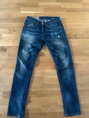Dondup George - Tja säljer dessa sjukt snygga mörkblå dondup jeans med en riktigt nice wash och lite slitningar. Storlek W30. Pris 999 kr . Hör av dig i dm vid intresse eller frågor😉🙌