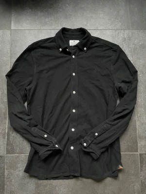 Morris skjorta  - Tjena, säljer nu denna riktigt snygga och populära Morris skjortan, den är i bra skick utan några skador, hör av er vid frågor och funderingar🙌🤝 