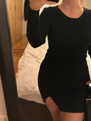 Svart klänning  - Svart figursydd klänning med slits på ena sidan. Funkar för både S och M🖤