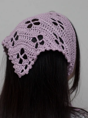 Ljuslila syrenlila virkad bandana med blommor - Helt ny ljuslila virkad bandana. Virkad i 50% bomull, 50% akryl. Färger kan variera beroende på skärminställningar.