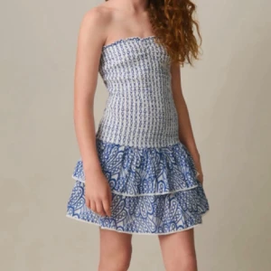 Blåvit bandeu klänning - såå fin sommarklänning från Gina Young, aldrig använd med lappen kvar!! Storleken är 158/164 men den är sjukt stretchig så passar säkert allt ifrån xs-m beroende på hur man vill att den ska sitta💘💘 