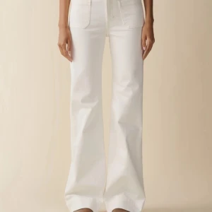 Vita jeanerica Jeans - Snygga vita jeans med hög midja och breda ben. Byxorna har klassiska fickor fram och bak och är tillverkade i ett stadigt jeanstyg. Perfekta för dig som gillar en trendig och avslappnad look. Från jeanerica. St 25 32