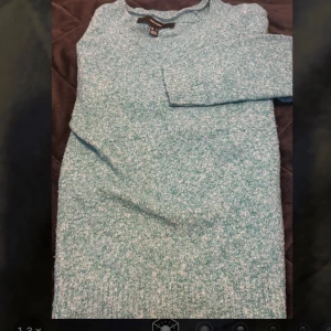 Turkos stickad tröja från Vero Moda - Mysig turkosmelerad stickad tröja från Vero Moda. Tröjan har rund halsringning, långa ärmar och är tillverkad i ett mjukt material som passar perfekt för kyligare dagar. Enkel och stilren design som är lätt att matcha.