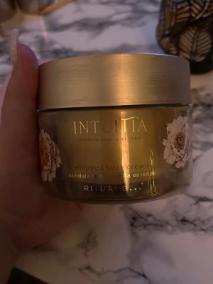 Rituals bodycream - Doftar sandalwood & vanilla 🩷