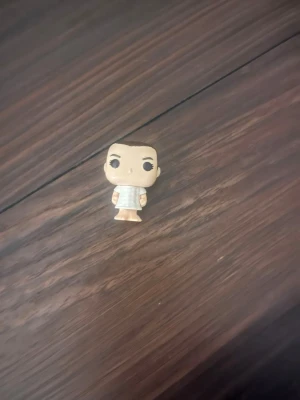 Funko Pop minifigur - Säljer en liten Funko Pop minifigur. Perfekt för samlare eller som dekoration på skrivbordet.