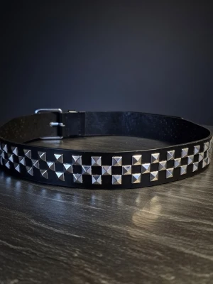 Skärp punk pyramidnitar - Punkbälte med pyramidnitar, designade i en Y2K metallpunkrockstil, utrustade med spänne i rostfritt stål. PU läder. Länd 105 cm. Bredd 3,7 cm. Dessa bälten är unisex, vilket gör dem perfekta för par, och de passar bra med jeans och vardagsbyxor.