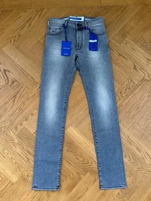 Helt Nya Jacob Cohen BARD - Helt Nya Jacob Cohen BARD || Storlek 28 || Nypris ca 4000kr || Mitt pris 1699kr || Tveka inte på att höra av dig vid frågor eller funderingar 