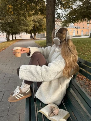 Vit teddyjacka från Gina Tricot med dragkedja  - Helt ny. Mysig vit teddyjacka med hög krage och dragkedja framtill. Jackan har en oversized passform och är gjord i fluffigt, mjukt material som ger en riktigt cozy känsla. Perfekt för kyliga dagar när du vill vara både varm och stylish. 