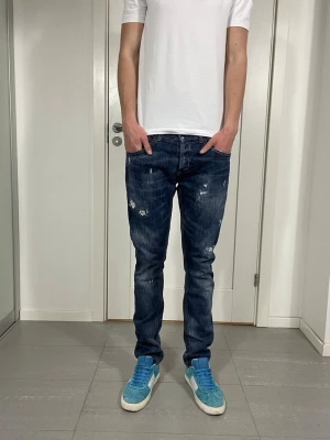 Dondup George Jeans  - Säljer nu dessa Dondup George Jeans med snygga slitningar i populär design, skriv för fler bilder/frågor🙌🏼