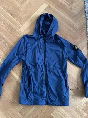Mörkblå vindjacka från Stone Island - Fräsch mörkblå (mörkare än vad som syns på bilden) vindjacka från Stone Island. Mycket bra skick i storlek 14/170!🙌