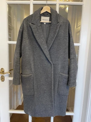 Grå ullkappa från Carin Wester - Stilren grå kappa från Carin Wester i ullblandning. Lätt oversized modell. 
