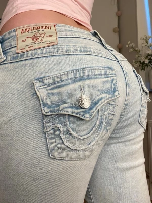 True religion jeans joey - Jättefina ljusblå true religion jeans med fin detalj på fickorna! Knappt använda. Storlek W25. Kontakta vid funderingar!💗