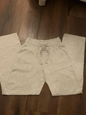 Ljusgrå mjukisbyxor  - Jag säljer ett par ljusgråa mjukisbyxor från lager 157. Mjukisbyxorna har två stora fickor framtill och är perfekta för en chill look. Jag säljer dessa byxor då jag bara har använt dem 2 gånger. Skriv om ni har frågor!💕🫶🏻