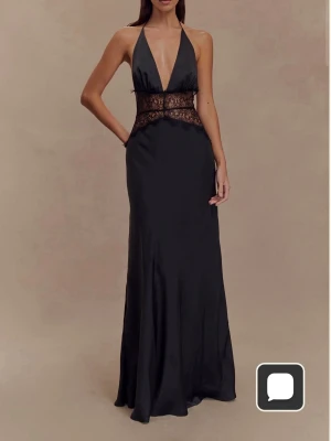 Meshki balklänning - Super fin och elegant balklänning ifrån meshki, endast använd 1 gång så i perfekt nyskick. Helt slutsåld på deras egen hemsida🖤 köpt för ca 1600kr🖤🖤