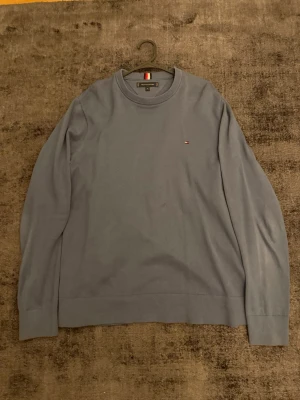 Blå stickad tröja Tommy Hilfiger XL - OBS: Tröjan sitter lite mindre i storlek, den sitter som en L!!  Köptes i sommras användes ca 5 gånger