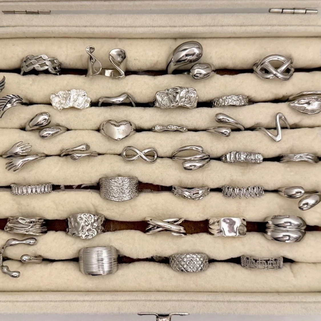 Alla som köper minst 2 ringar får en slumpmässigt ring på köpet.