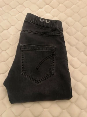 Dondup Jeans med slitningar - Säljer mina oanvända Dondup jeans med lite slitningar i modellen George. Tycker jeansen är jätte sköna men framförallt sjukt snygga. Rekommenderar dem starkt! Hör av er vid frågor och behov av fler bilder. MVH