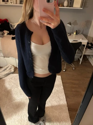 Mysig kofta  - Jätteskön mörkblå kofta från ginatricot som använts max en gång. Den är från deras premium collection och därför så skön💕 Finns ingen storlek men tror den var S, jag brukar ha det! 