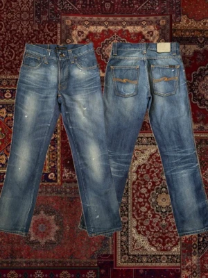 Vintage Nudie jeans - Sjukt najs Nudie jeans i modellen Slim Jim i storlek 29/32 ✌️ Jeansen har en otrolig tvätt och aningen boot cut passform med minimalistiska slitningar, skriv vid minsta lilla fråga eller fundering! A: 38 cm B:104