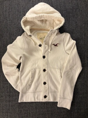 Hollister cardigan - sällsynt  - Säljer nu denna eftertraktade hollister cardiganen. Skick 8/10, sjukt snygg och passar till allt. Modellen produceras ej längre och är därav väldigt eftertraktad. Kan även gå ner i pris vid snabb affär! Obs sliten design 