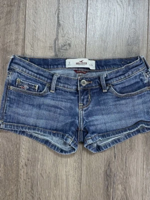 Lågmidjade shorts från Hollister - Se min profil för liknande plagg! 