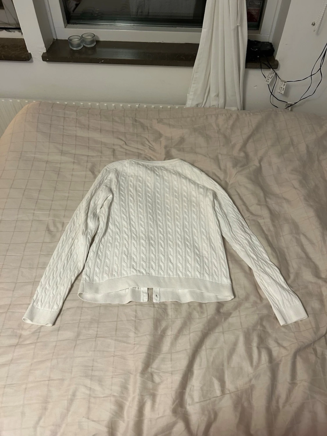 Vit kabelstickad tröja