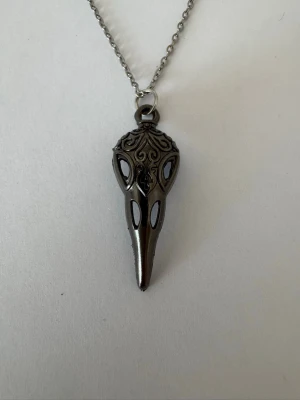 Halsband svart döskalle - Halsband som inte är i äkta silver/guld. Kedja är oftast 50cm men kan ibland komma i 45cm. Kedja är rostfritt stål, berlock oftast i zinklegering men kan även det i vissa fall vara rostfritt stål. Be gärna om mått på berlock om detta är viktigt då bilderna är missvisande när det gäller hur stora dom är! 🌹❤️  Allt är nytt.  Bud accepteras inte 🥰🌹