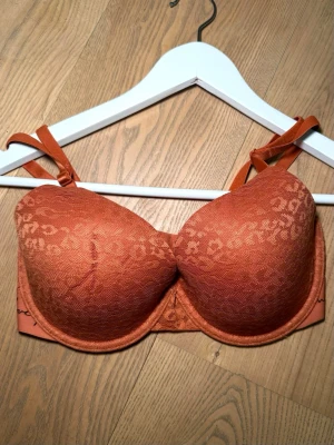 Victorias Secret Pink bh - Jättesöt PINK/Victorias Secret BH 🎀 Aldrig använd, endast provad! Storlek 32DD, 70E i svensk storlek. Skriv privat för fler bilder/frågor 🫶🏽