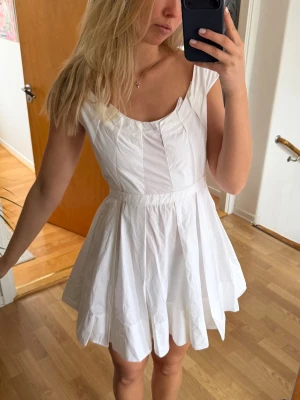 MiuMiu klänning - Intressekoll på min jättefina miumiu klänning, perfekt studentklänning!! Står storlek 42, motsvarar en S/M, jag är 173! Fint skick men liiten fläck under armen🤍🤍 köpt på vestiare så kan garantera äktheten! 