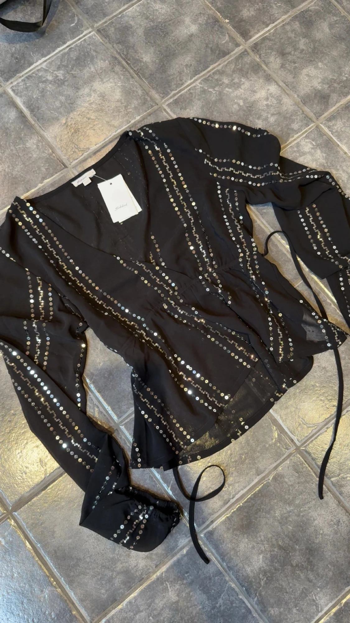 Svart blus med paljettdetaljer från Subdued - 1