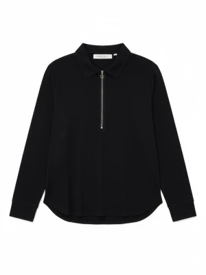 Svart ziptröja från L'Homme Rouge - Stilren svart långärmad tröja från L'Homme Rouge med klassisk krage och silverfärgad dragkedja framtill. Tröjan har en avslappnad passform och är tillverkad i mjukt material som känns skönt mot huden. Perfekt till både jeans och chinos. Inte använt tröjan mycket alls, den har mest legat i skåpet o samlat på sig damm. Hör av er vid frågor!