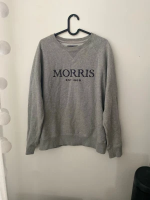 Grå tröja från Morris gents  - Snygg grå tröja från Morris gents  med svart broderad logga och texten 'EST 1968' på bröstet. Skriv för mått. Priser går att diskutera.  