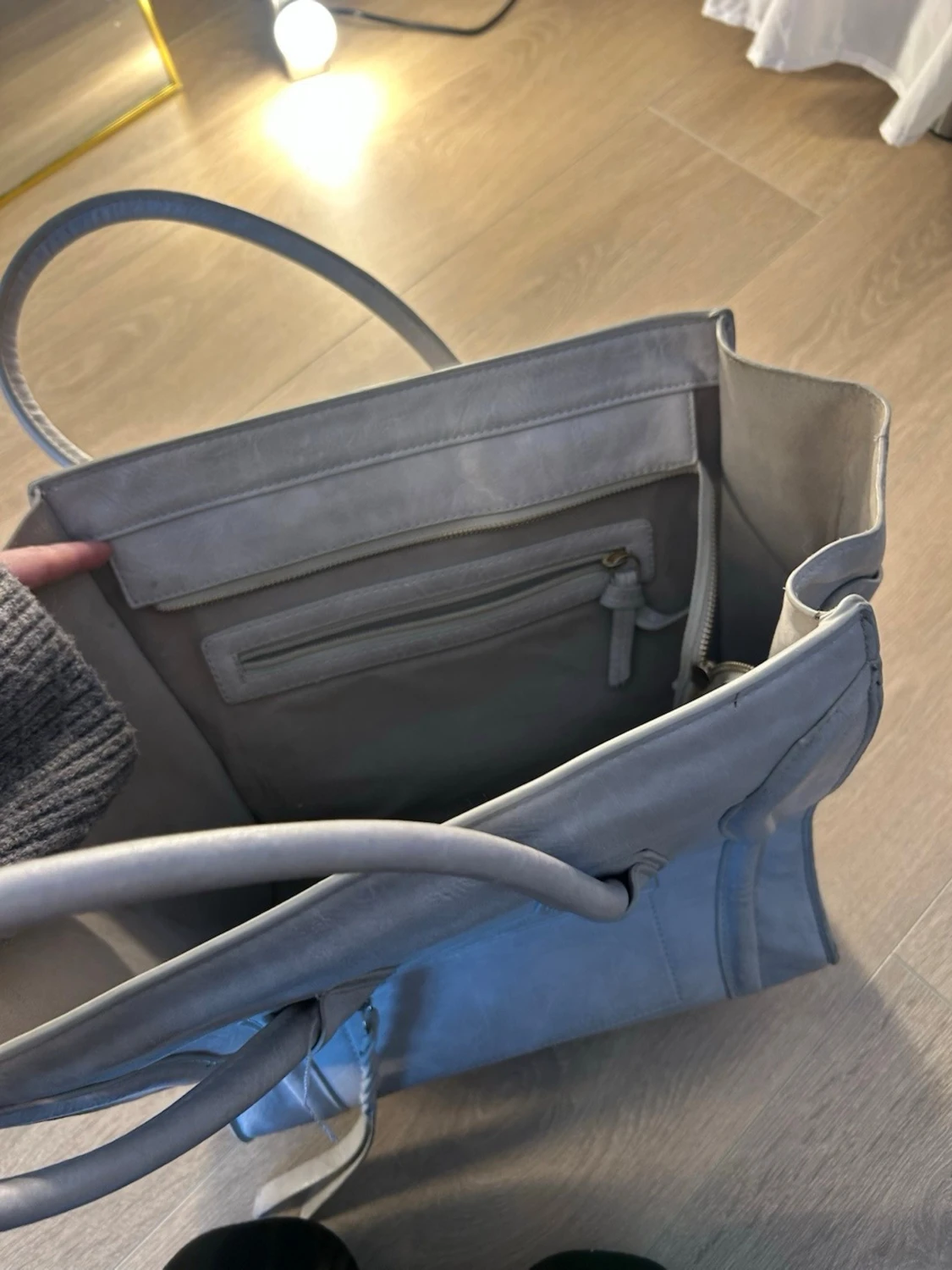 Ljusgrå handväska med dragkedja - 2