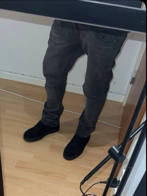 Levi's 512 Slim Tapered svarta jeans - Säljer ett par Levi's 512 Slim Tapered jeans i svart tvätt med lätt slitning. Jeansen har klassisk femficksdesign, dragkedjegylf och smal passform som smalnar av nedtill. Perfekta för dig som gillar en modern och clean look.storlek 176, mörk grå färg ! Köpt för 1100 från Lewis !