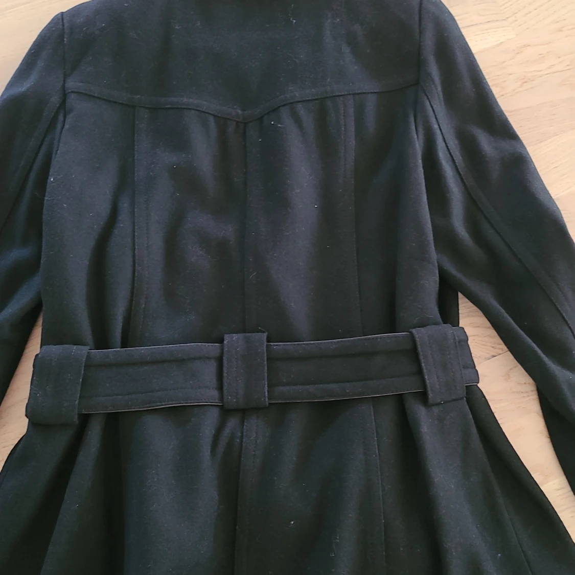 Svart kappa med bälte från Kenvelo - 2