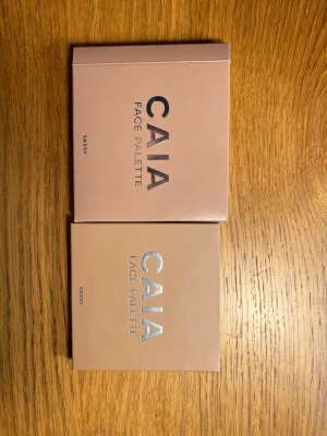 CAIA Face Palette Sassy bronzer - Säljer en CAIA Face Palette i nyansen Sassy. Paletten har en snygg beige-rosa förpackning med metallictext och innehåller bronzer för en fräsch glow. Perfekt för att skulptera ansiktet och ge värme till din makeup. Smidig att ta med i väskan. Kommer med förpackning, den är öppnad och har prövat varje ruta en gång. Nypris 495 SEK.