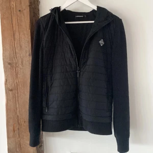 J Lindberg cardigan - J lindberg cardigan Storlek small Fint skick förutom att ena fickan kan fastna iblan. Hör gärna av er vid funderingar😁