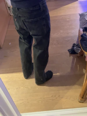 Svarta raka jeans Levis  - Köp dom är väldigt fina men för baggie för min smak