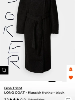 Svart lång kappa från Gina Tricot - SÖKER!  Stilren svart lång kappa från Gina Tricot med knytskärp i midjan. Klassisk rak modell med enkel design, perfekt för en trendig och tidlös look. Tillverkad i ett mjukt material som ger en snygg siluett.