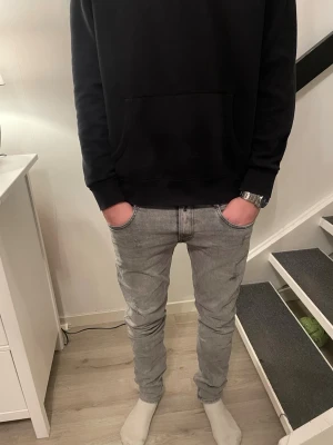 Grå Replay anbass jeans - Säljer ett par feta Replay anbass som är gråa. Det är några egengjorda slitningar som jag själv tycker är snygga. De är W32 L34, och inte använda mycket. Hör av dig ifall du har någon fråga.