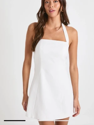 Vit Halterneck Mini Klänning - Såå himla fin klänning perfekt nu till studenten och avslutningar. Helt ny med prislapp, har endast testats🤍🤍