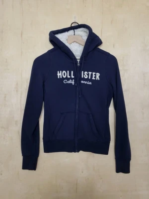 Marinblå hoodie från Hollister -  marinblå hoodie från Hollister i storlek S. Se min profil för liknande plagg🐬