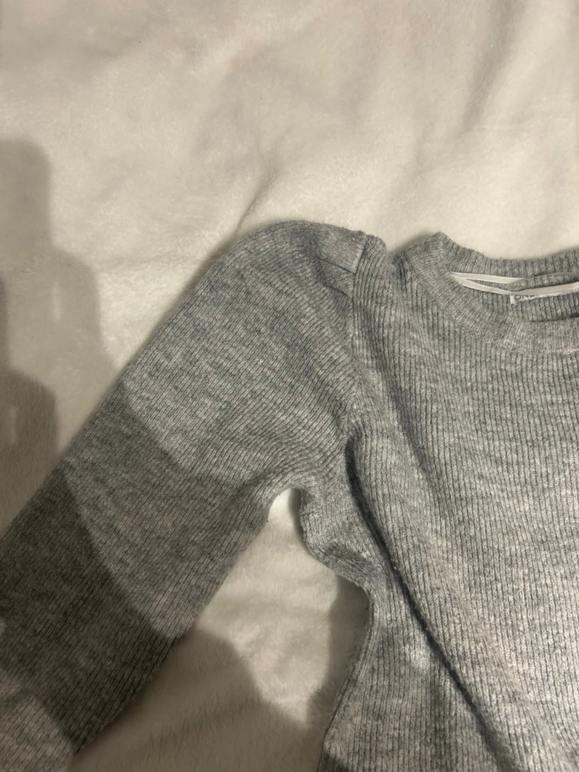 Grå ribbstickad tröja Gina Tricot med puffarmar  - 1